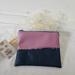 Pochette bleue et rose en simili-cuir