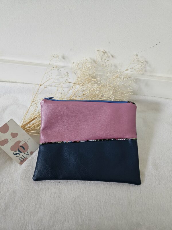 Pochette bleue et rose en simili-cuir