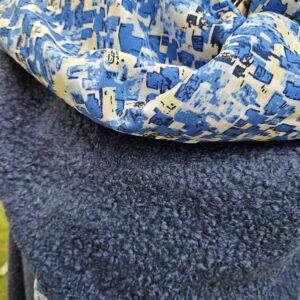 Cape en maille bouclette bleue pétrole et viscose