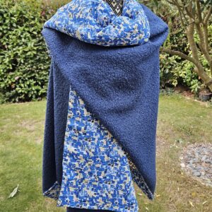 Cape en maille bouclette bleue pétrole et viscose