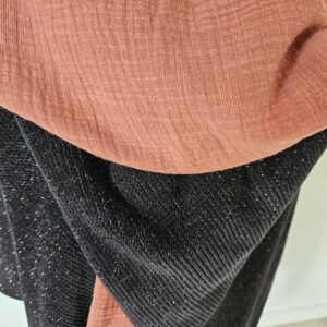 Cape en maille chenille noire lurex argenté et double gaze rouille