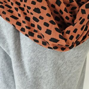 Cape en maille grise et doublée gaze de coton rouille et noire