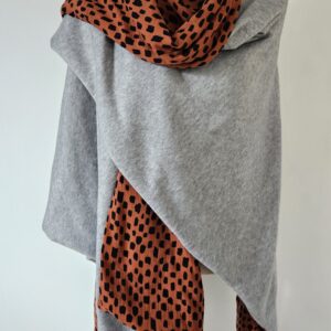 Cape en maille grise et doublée gaze de coton rouille et noire