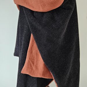 Cape en maille chenille noire lurex argenté et double gaze rouille