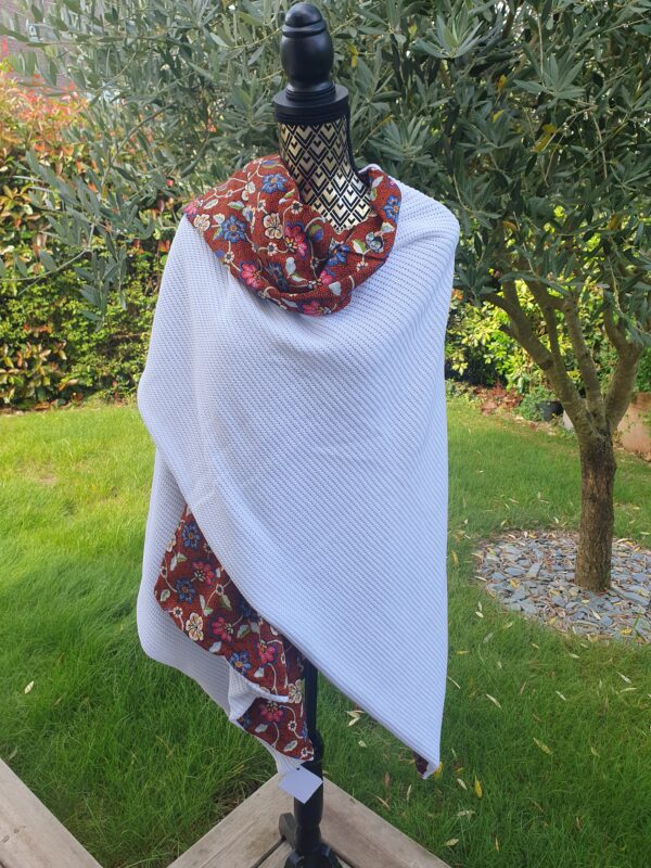 Cape en maille blanche et viscose fond terracotta