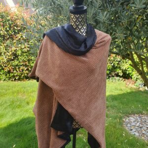 Cape en maille chenille marron et viscose noire brillante