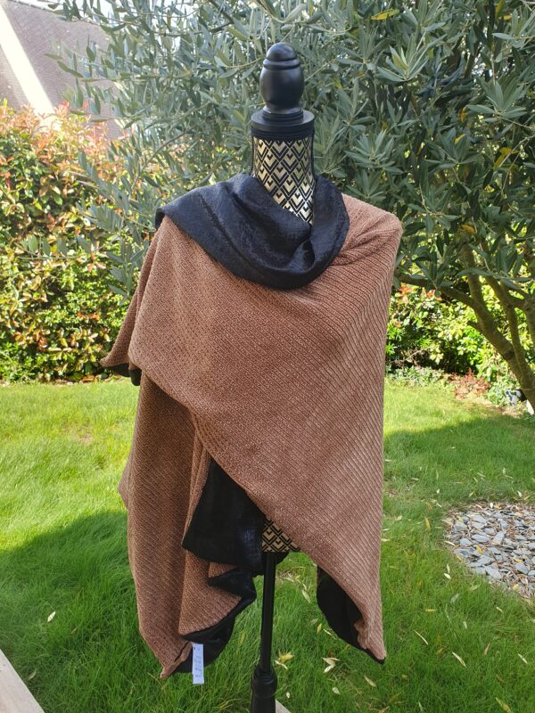 Cape en maille chenille marron et viscose noire brillante