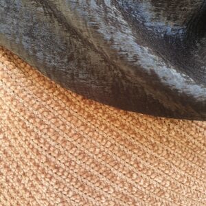 Cape en maille chenille marron et viscose noire brillante