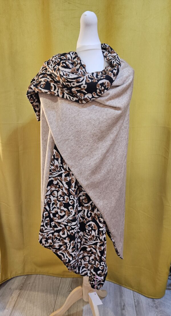 Cape en maille beige et viscose marron, noire et beige