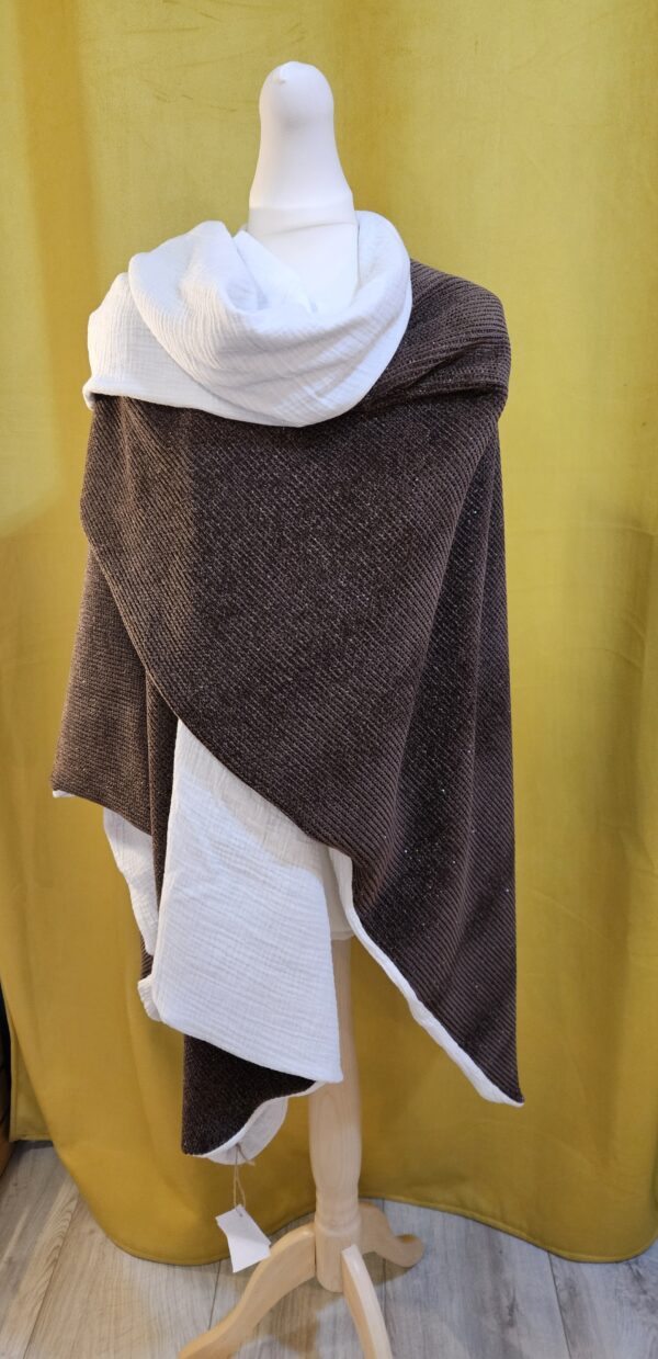 Cape en maille chenille marron lurex argenté et double gaze blanche