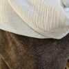 Cape en maille chenille marron lurex argenté et double gaze blanche – Image 2