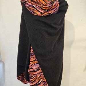 Cape en maille noire et viscose orangée, violette