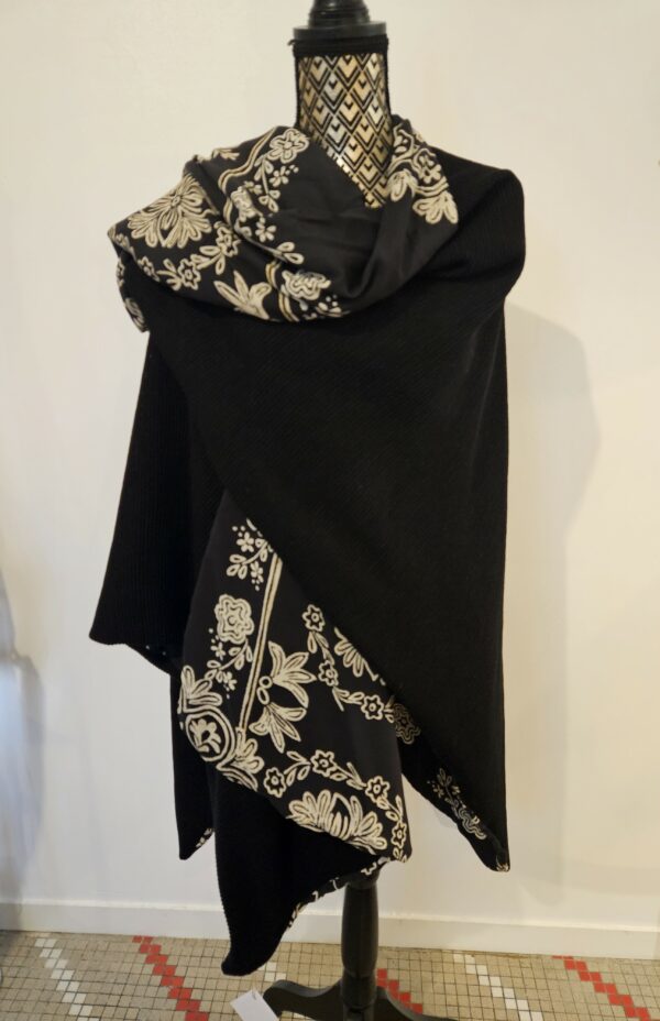 Cape en maille noire et viscose noire et beige