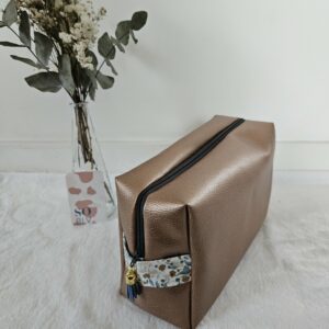 Trousse de toilette simili-cuir beige rosé intérieur coton enduit fleuri