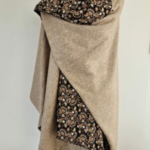 Cape en maille beige chiné et viscose fond noire, ocre et marron