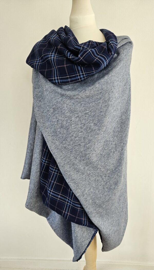 Cape en maille bleue chinée et viscose marine et lurex