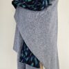 Cape en maille bleue chinée et viscose turquoise, verte et noire