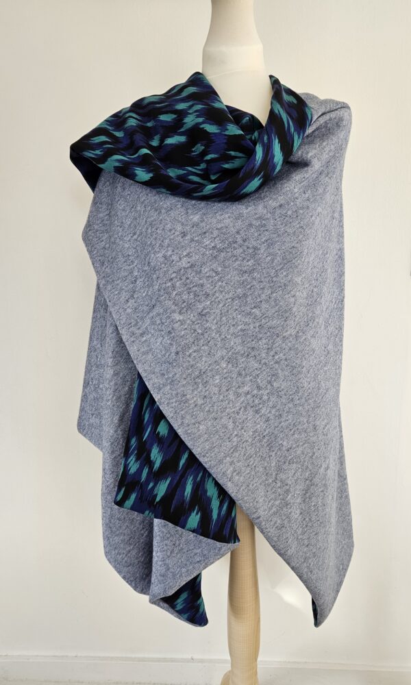 Cape en maille bleue chinée et viscose turquoise, verte et noire
