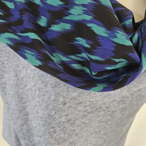 Cape en maille bleue chinée et viscose turquoise, verte et noire
