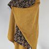 Cape en maille jaune moutarde et viscose fond noire, ocre et marron