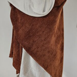 Cape en maille chenille marron et double gaze de coton blanche