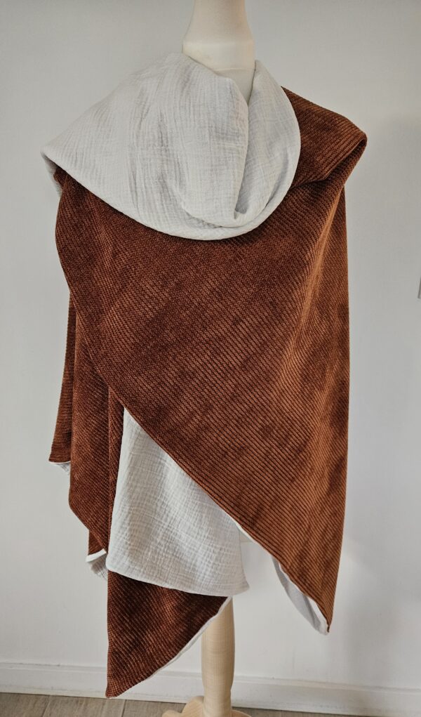 Cape en maille chenille marron et double gaze de coton blanche