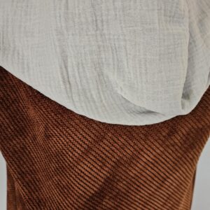 Cape en maille chenille marron et double gaze de coton blanche