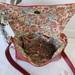 Sac Naya simili-cuir rouge intérieur fleuri – Image 3
