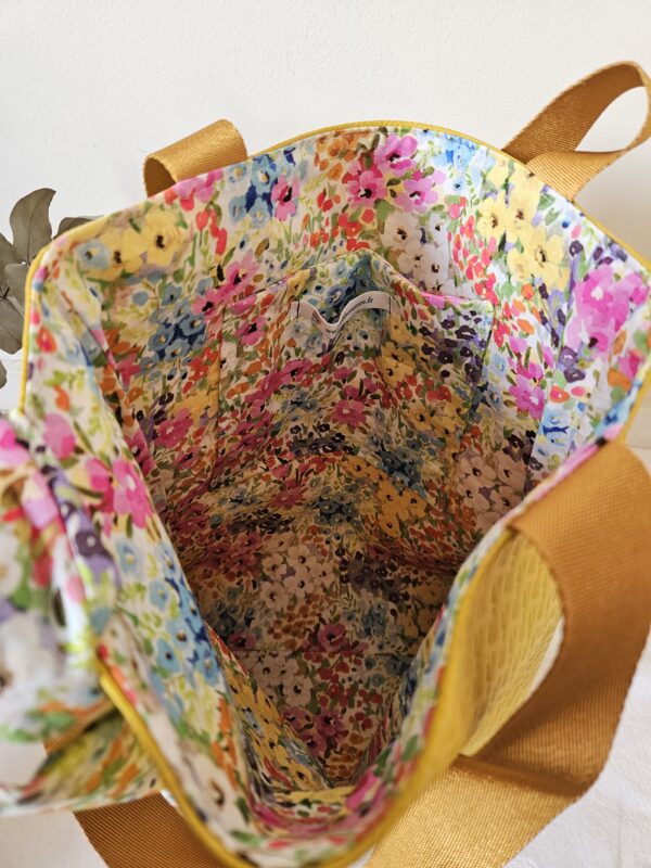 Tote-bag jaune en simili-cuir intérieur fleuri – Image 2