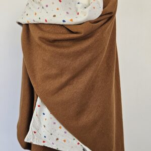 Cape en maille marron et viscose confettis fond écru