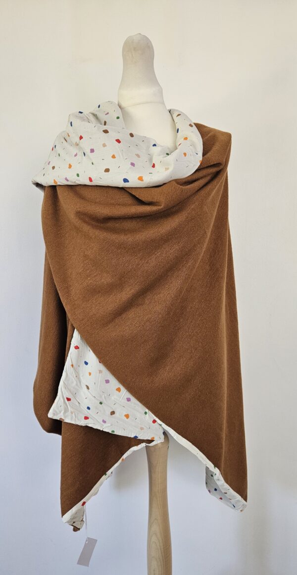 Cape en maille marron et viscose confettis fond écru