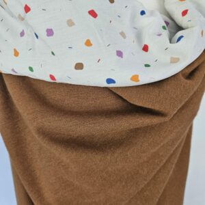 Cape en maille marron et viscose confettis fond écru