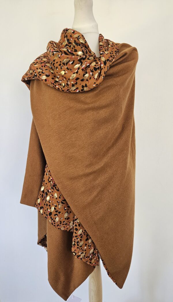 Cape en maille marron et crêpe de viscose lurex noir et doré