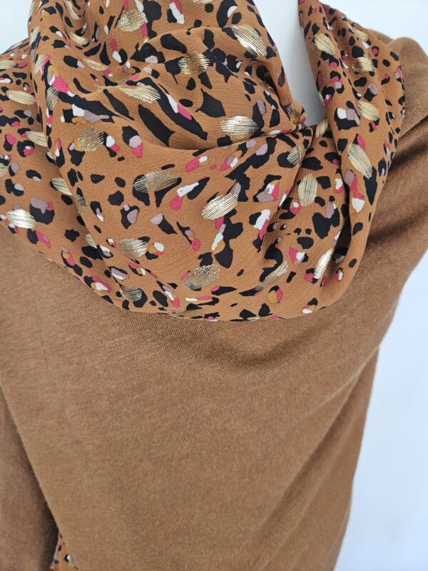 Cape en maille marron et crêpe de viscose lurex noir et doré – Image 2