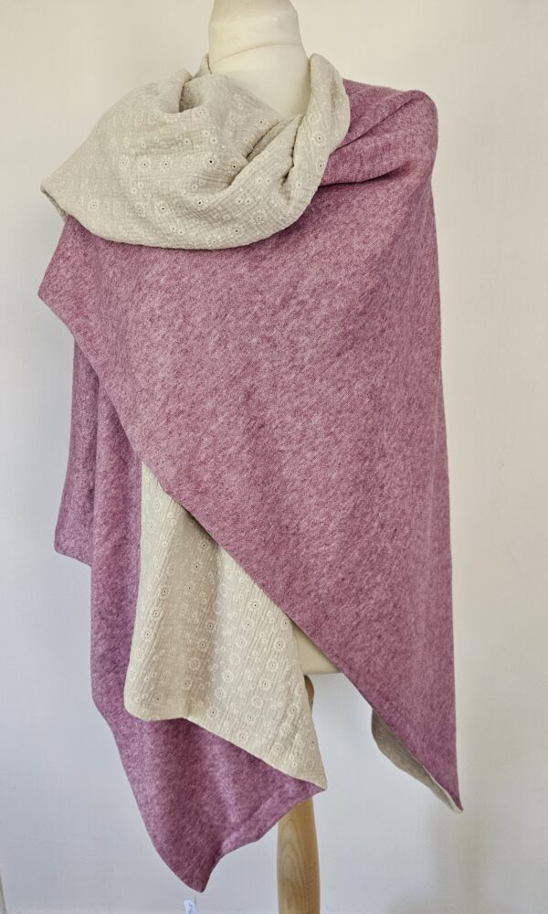 Cape en maille rose chinée et double gaze de coton brodée écrue