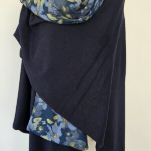 Cape en maille bleue marine et viscose bleue dégradée