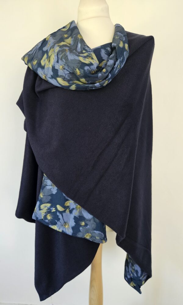Cape en maille bleue marine et viscose bleue dégradée
