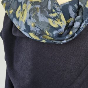 Cape en maille bleue marine et viscose bleue dégradée