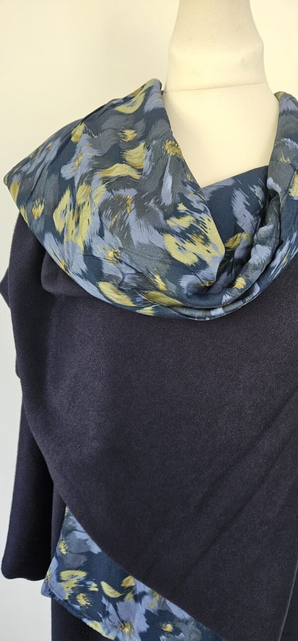 Cape en maille bleue marine et viscose bleue dégradée – Image 2