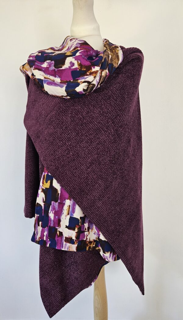 Cape en maille chenille violette et viscose écrue, violette, parme