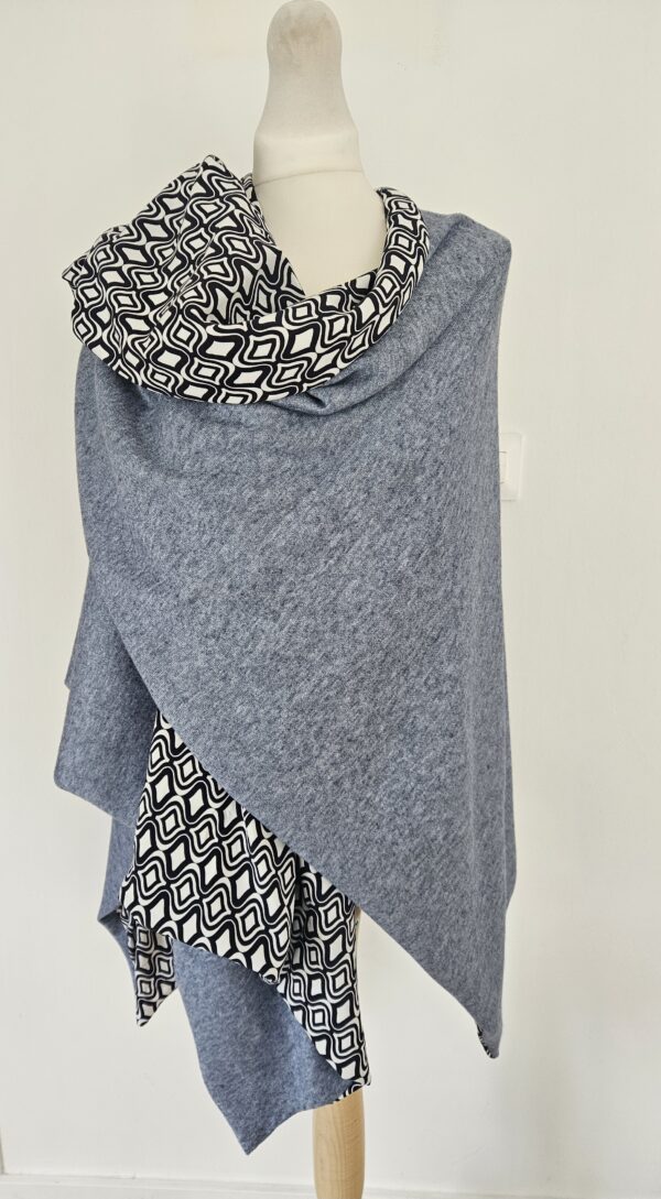 Cape en maille bleue chinée et viscose marine et blanc/écru