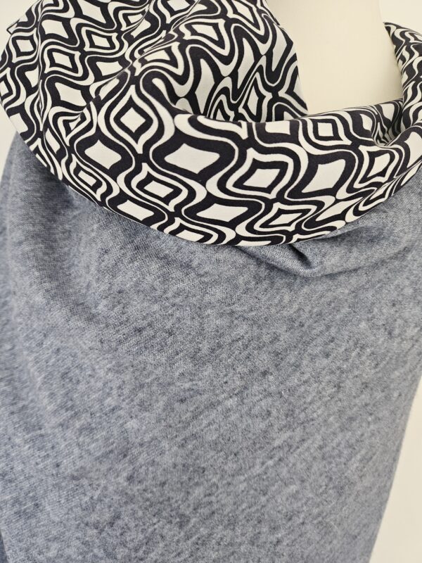 Cape en maille bleue chinée et viscose marine et blanc/écru – Image 2