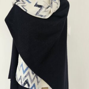 Cape en maille bleue marine et viscose dégradée de bleu fond blanc