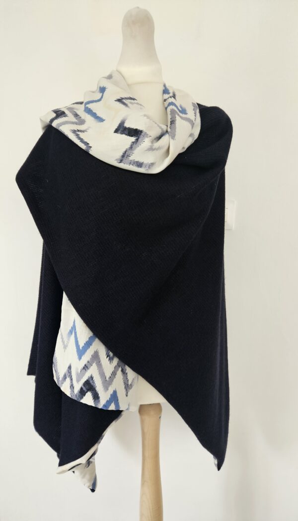 Cape en maille bleue marine et viscose dégradée de bleu fond blanc