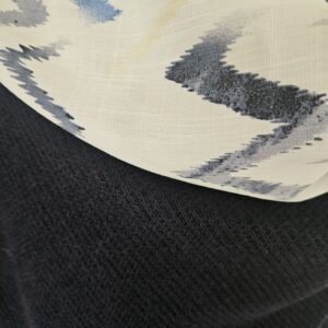 Cape en maille bleue marine et viscose dégradée de bleu fond blanc