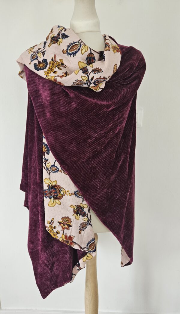 Cape en maille chenille violette et viscose avec fil lurex