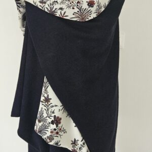 Cape en maille bleue marine et crêpe polyester motif cachemire