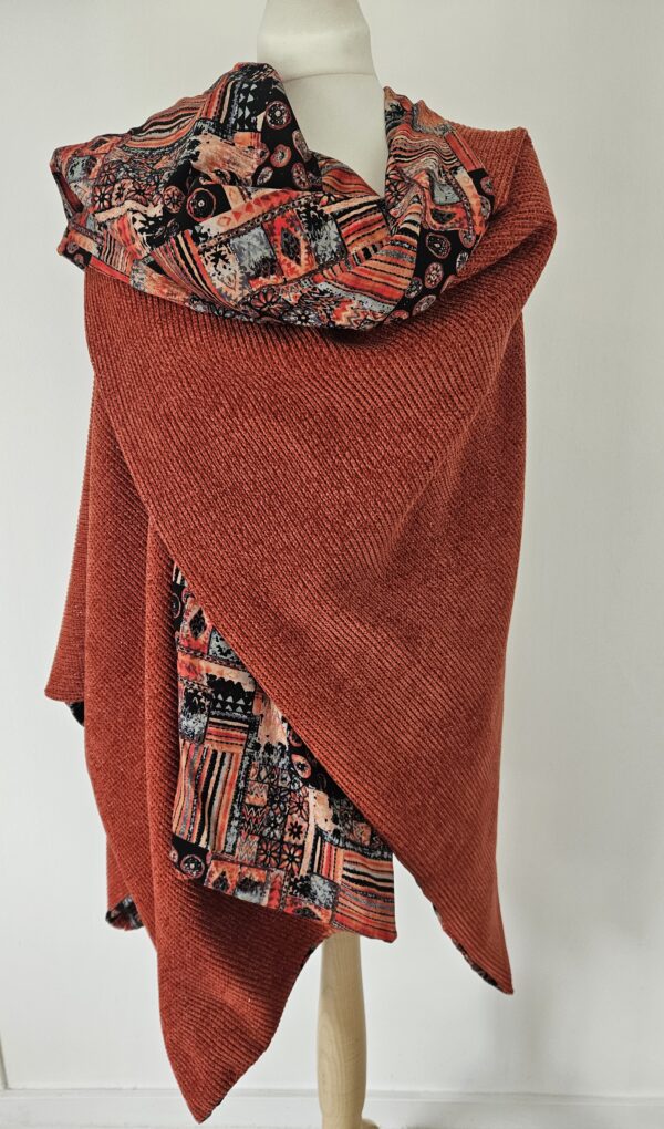 Cape en maille terracotta et viscose multicolore et noire