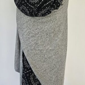 Cape en maille grise chinée et viscose fond noir