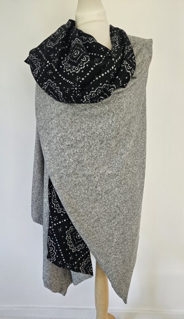 Cape en maille grise chinée et viscose fond noir